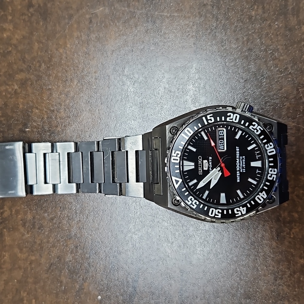 Pre-owned men's watch.